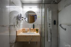 Hotels Hotel Le Yachtman, The Originals Collection : Chambre Double Découverte - Rue Saint-Nicolas