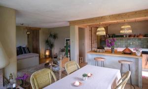 Vu sur le lac et les neiges éternelle