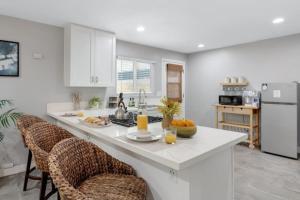 Studio 2 Pool Spa Min to Downtown Freeways Beaches