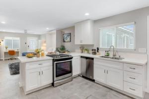 Studio 2 Pool Spa Min to Downtown Freeways Beaches
