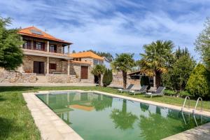 HostWise - Country Villa w Pool, Court & Views