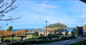 Habitaciones privadas en piso frente a playa Ondarreta, baño compartido - Ubytování bez kategorie ve městě San Sebastián