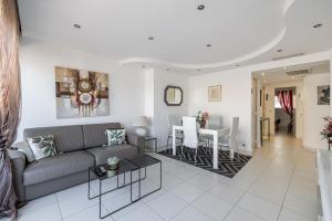 Latour Maubourg 20 by Halldis