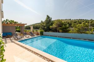 Spacious Seafront Villa with Pool, Tennis, Gym & BBQ l Žaborić