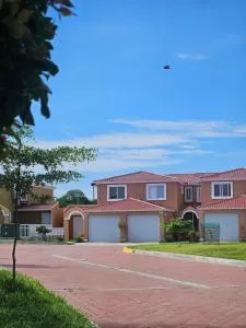 Hermosa casa nueva en conjunto privado en Manta - Jaramijó