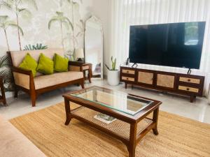 The Green Door Villa Varca Beach with Private pool