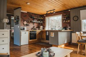 Eyja Mork - Stargazing Igloo with shared Hot Tub, BBQ and kitchen - B3