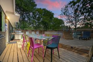 5BD,2BA Cheerful Retreat with Backyard