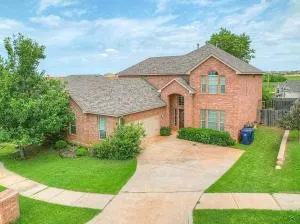 Upscale,Spacious, Comfy with Pool Table and KingBeds - Edmond