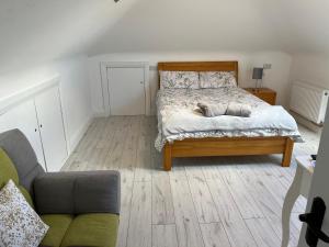 V93C9R0 Stone View Wonderful spacious two bed attic rooms private entrance private bathroom with kitchenette