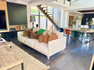 Villa with pool, petanque, large green space