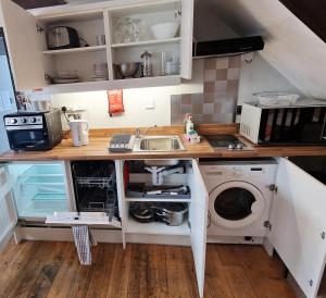 Quiet courtyard Lodge5, outside seating & parking