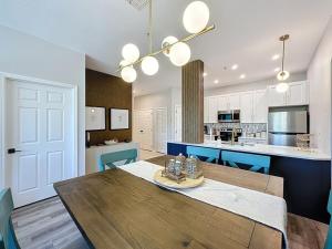 Beautiful Three bed condo, Minutes from Disney condo