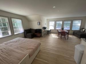 Blue HIll Apartment in the Woods