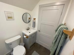 Blue HIll Apartment in the Woods