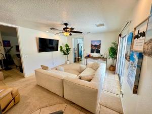 Epic Views, Huge House, Acres of J-Trees to explore, Hot Tub, Pool, AC, and Mini-Golf