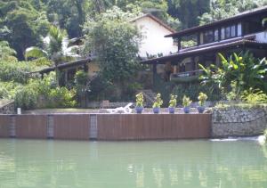 Casa de 730m2 no Exclusivo Condomínio Portogalo com Piscina Privada e Cais para iates de até 55 Pés