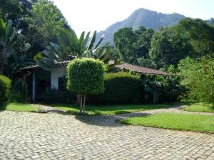 Casa de 730m2 no Exclusivo Condomínio Portogalo com Piscina Privada e Cais para iates de até 55 Pés