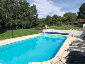 Maisons de vacances Maison accueillante avec piscine a Chalandray : photos des chambres
