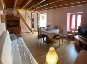 Maisons de vacances Maison accueillante avec piscine a Chalandray : photos des chambres