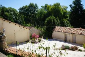 Maisons de vacances Maison accueillante avec piscine a Chalandray : photos des chambres
