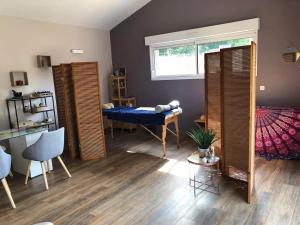 Maisons de vacances Maison accueillante avec piscine a Chalandray : photos des chambres