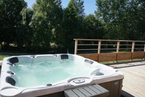 Maisons de vacances Maison accueillante avec piscine a Chalandray : photos des chambres