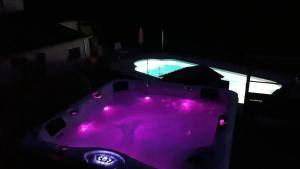Maisons de vacances Maison accueillante avec piscine a Chalandray : photos des chambres