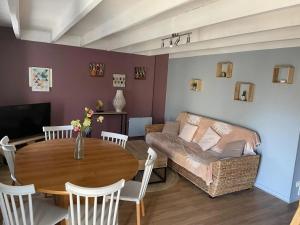 Maisons de vacances Maison accueillante avec piscine a Chalandray : photos des chambres