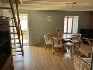 Maisons de vacances Maison accueillante avec piscine a Chalandray : photos des chambres