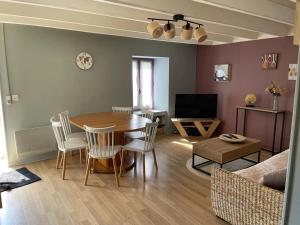 Maisons de vacances Maison accueillante avec piscine a Chalandray : photos des chambres