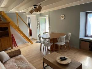 Maisons de vacances Maison accueillante avec piscine a Chalandray : photos des chambres