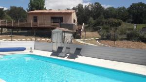 Maisons de vacances Charmante maison avec piscine a Chalandray, 25 m² : photos des chambres
