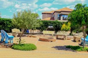 Tlokweng Rose Garden Guesthouse - Madikwe Game Reserve