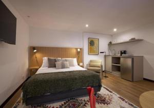 Stylish Loft Ideal for Couples & Work 105