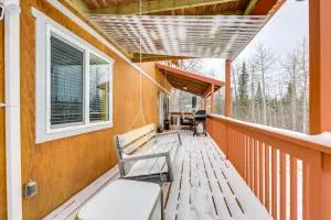 5 Mi to Kasilof River Forest-View Retreat with Deck - Kasilof