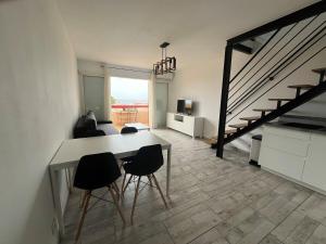 Joli duplex T3 vue mer Le Brusc parking gratuit