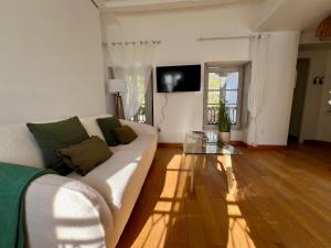 Appartements T2 Centre ville avec vue sur le Chateau Royal et place de parking privee : photos des chambres