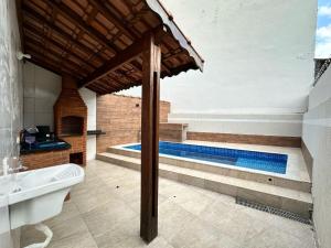 A Casa de Praia com ar, piscina aquecida e churrasqueira