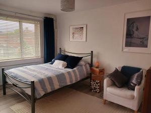 2 bed room house available with free parking