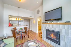 Walk to Lake Chelan Top-Level Waterfront Condo