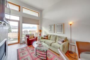 Walk to Lake Chelan Top-Level Waterfront Condo