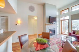 Walk to Lake Chelan Top-Level Waterfront Condo