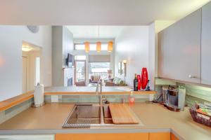 Walk to Lake Chelan Top-Level Waterfront Condo