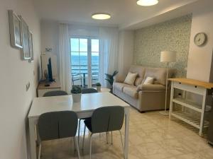Apartamento Moderno en primera linea de playa con terraza y vistas al mar- Caleta del Puerto