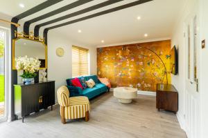 The Little Chinoiserie 2 bed house with large garden and only 7 min away from MK Central Rail station and City Centre