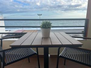 Moderno Apartamento en primera linea de playa con terraza y vistas al mar- Caleta del Puerto