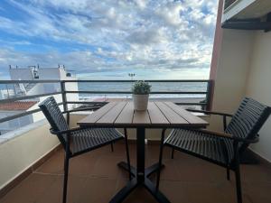 Moderno Apartamento en primera linea de playa con terraza y vistas al mar- Caleta del Puerto