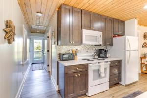 8 Mi to Ozark Folk Center Home with Hot Tub and Deck