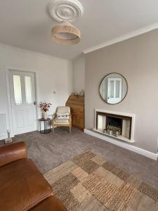 Modern 2 bed with secure driveway